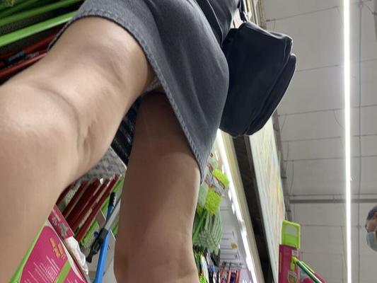 熟女女性のパンチラ