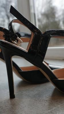Des photos de moi portant mes deux nouveaux talons en train de jouir très bientôt !