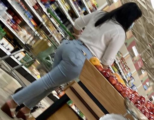 BIG JUICY LATINA ASS !!
