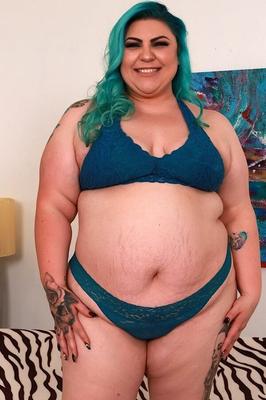 La belle BBW Bella Bendz se fait remplir la chatte de bite.