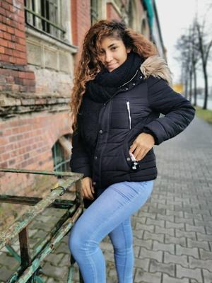 SCOUT ALLEMAND - BROWN LATINA PARLE POUR BAISE AU CASTING DE RUE