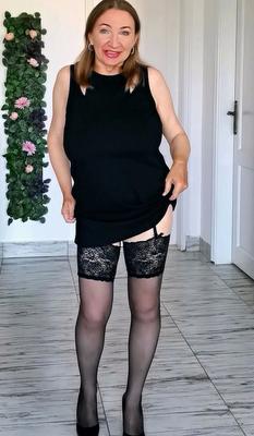 黒のストッキングとハイヒールを履いた巨大な自然なおっぱいの熟女