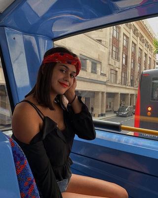 Belle brunette bien bandante aux seins bien ronds