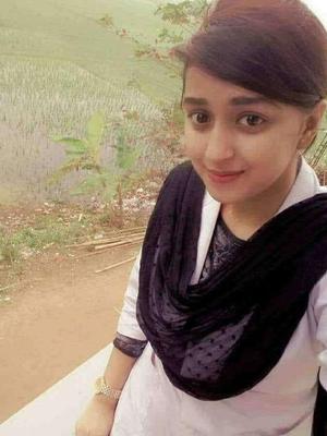 hot paki girl selfie