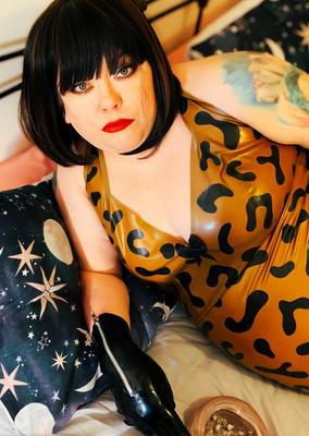 BBW Tina Snua fume habillée en latex - Fétichisme du caoutchouc