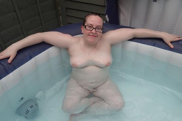 Haley, épouse rousse britannique aux gros seins, nue dans le bain à remous