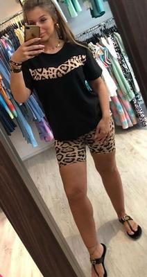 太ももパンツを履いたセクシーなオランダ人アマチュア ファッションストアのオーナー