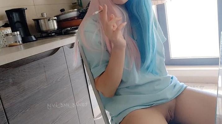 Egirl sin bragas fumando en la cocina - 11 fotos