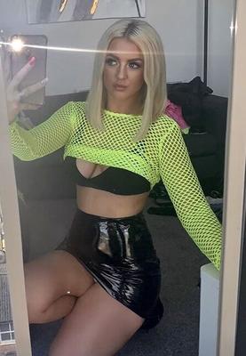 Hot Blonde Babe: Chloe
