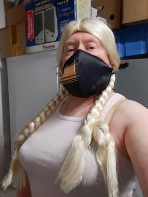 ジンジャー女装家はブラジャーを着用します