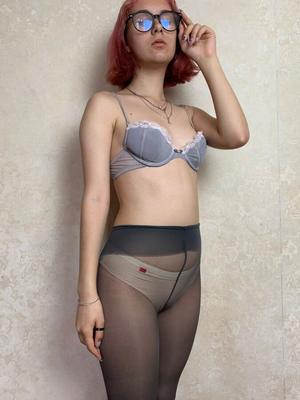 Nerdy Babe En Soutien-Gorge, Culottes Et Collants