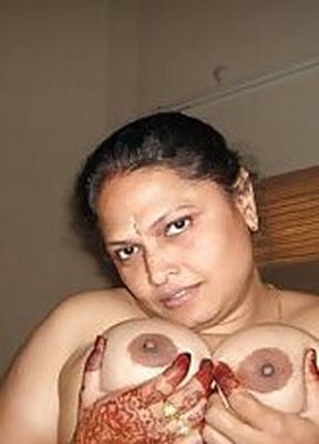Policz nirja aunty k football boobs