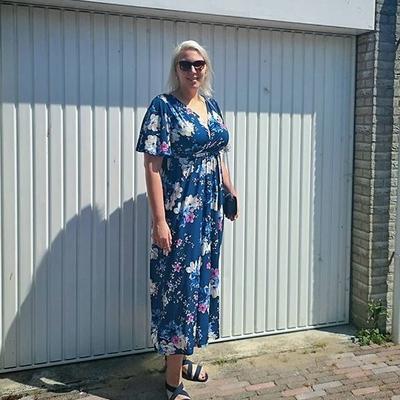 Dutch MILF Linda - Sexy Tall Blond Curvy