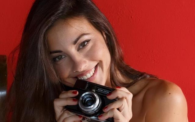 olhe para cima, fique na frente com a cabeça erguida