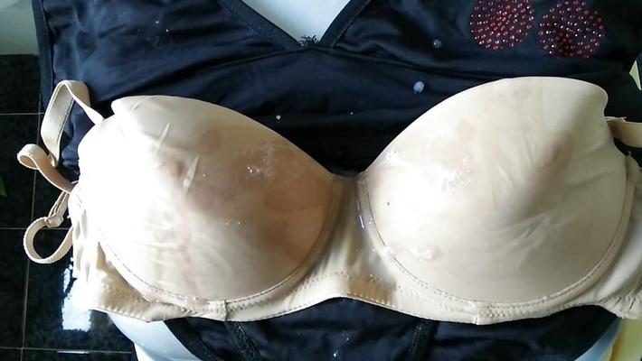 Balck bikini and brouwn bra