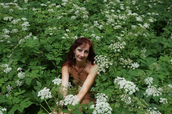 Em flores brancas