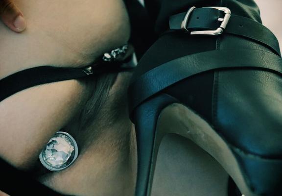 Une salope sexy botte des bas en nylon à talons hauts montre son plug de chatte