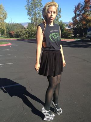 Asian Fashionista in Pantyhose