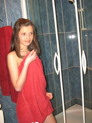 Jeune mignonne posant nue devant la caméra