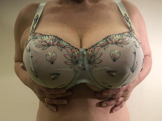 Ma femme a de gros seins en soutien-gorge