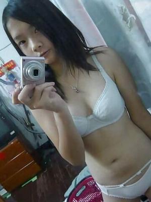 かわいいアジア人のガールフレンドの自撮りヌード写真