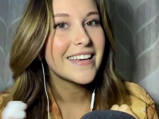 Une belle fille ASMR a besoin d'hommages