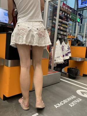 Upskirt sexy mom