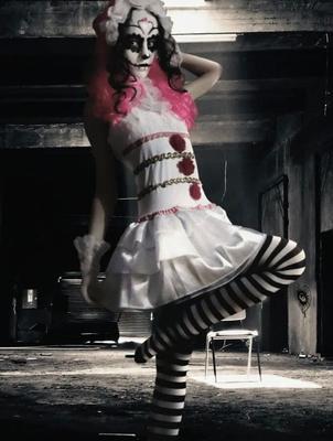 I'm a cute horny zombie girl