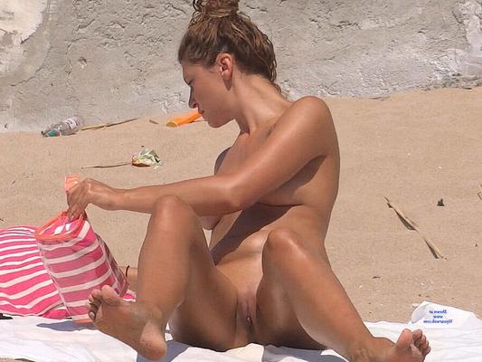 Milf with Top Pussy naked on the Fkk Beach