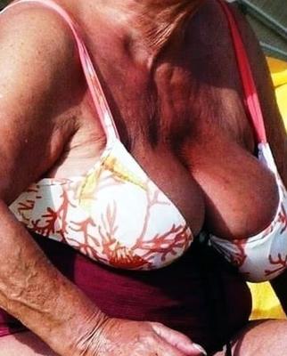 Oma mit dicken Titten am Strand