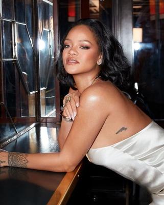 Rihanna, the ebony goddess!! Photos + my fakes