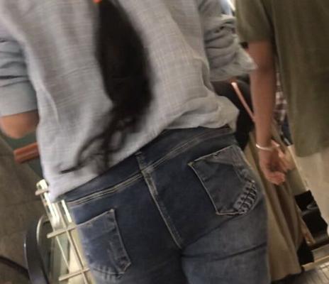 彼女のお尻を吸う