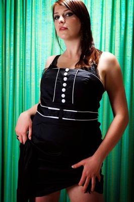 Une fille parfaitement formée affiche son corps en nageant