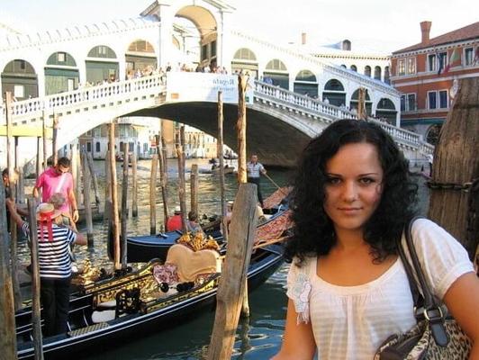 イタリア・ベネチアで休暇を過ごすヌーディストのカップル