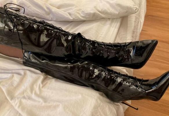 Bottes noires à talons hauts vernies