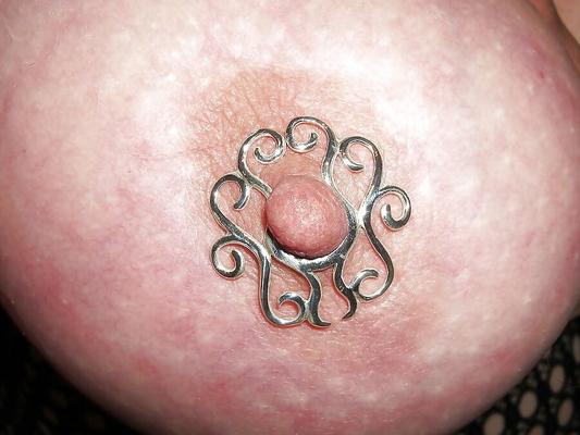Policz NRI moms with nipple jewelery