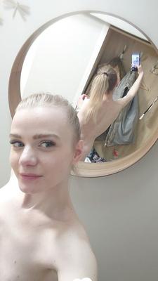 Blonde maigre chérie ayant une séance coquine