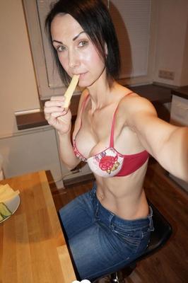 Dünne MILF zeigt ihre falschen Titten