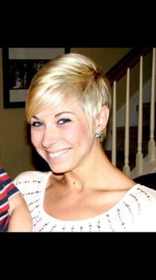 Blondine mit großen Brüsten