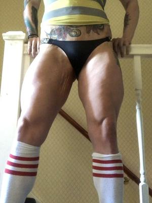 Tabbyanne, une fille sexy au gymnase, taquine avec son clitoris aux grosses jambes musclées.