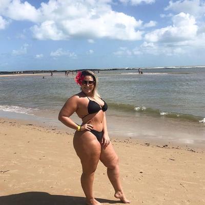 Fofa Loura de biquini