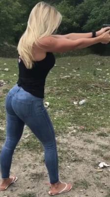 女の子と銃