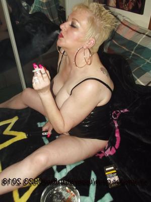 SLUT WIFE PLAYING