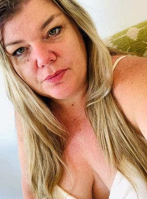 WHO WANTS T FUCK??