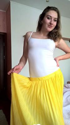 Une mignonne ringard essaie des vêtements sexy