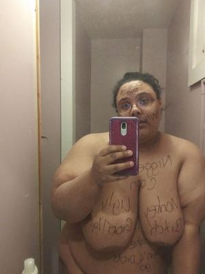 愚かなSSBBW女ジェシカ・ジョーンズのボディーライティング