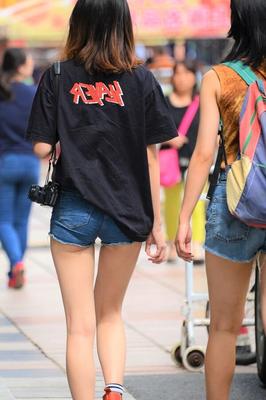 Voyeur: Chinese skinny bums in shorts....