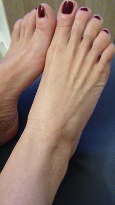 私の素敵な足を見てください:)