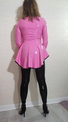 Rosa Reitjacke und schwarze Leggings von Latex and Lovers
