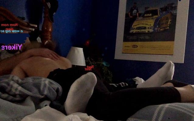 Fickt ihre kleinen Löcher direkt im Zimmer ihres Vaters (Video bald)